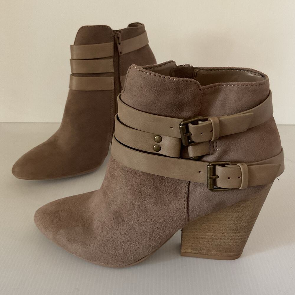 Heart in D Womens Brown Ankle Booties Chunky Block Heels Pointed Toe Size 7.5
